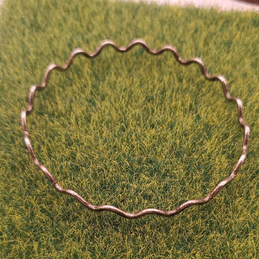 Elegant Silver Toned Wavy Bracelet B3340